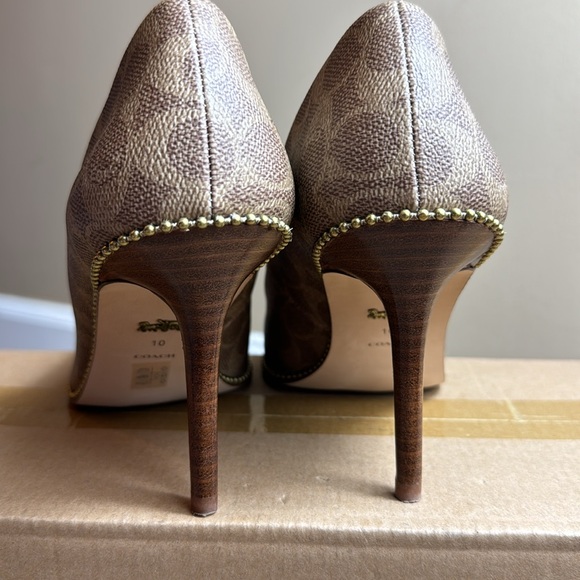 Coach • Waverly Pump with Beadchain • Tan Coated Canvas • 10 • SO Gently Worn!😍 - Picture 5 of 16